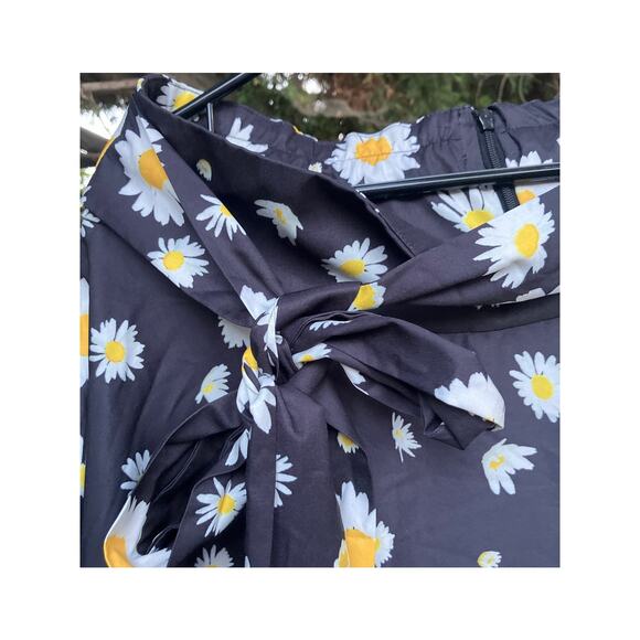 Belle Pogue Navy Blue & Daisy Skirt Size Medium Like New - Picture 2 of 5